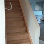 gesloten eiken trap tussen muren