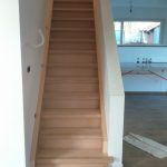 gesloten eiken trap tussen muren